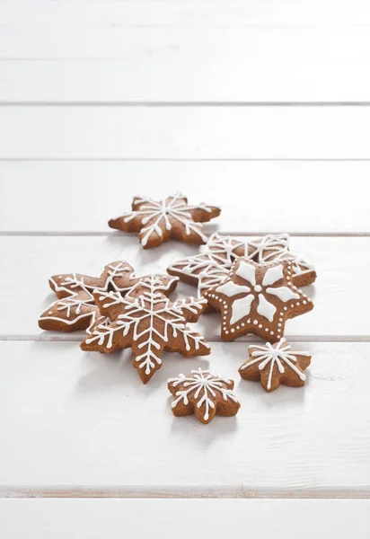 Beyaz arka planda zencefilli kurabiye.