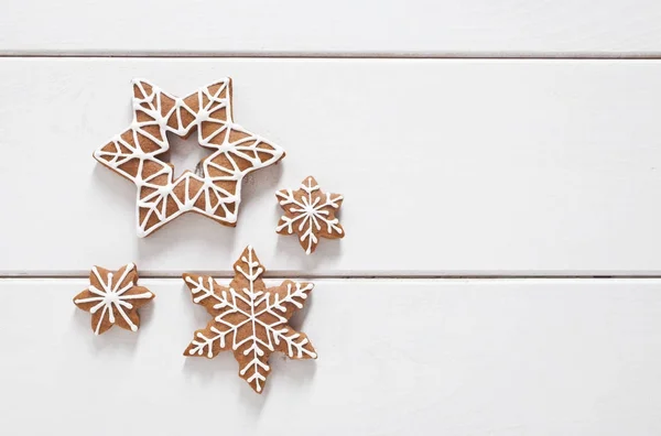 Beyaz arka planda zencefilli kurabiye.