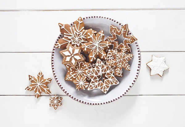 Beyaz arka planda zencefilli kurabiye.