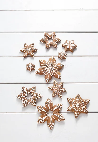 Beyaz arka planda zencefilli kurabiye.