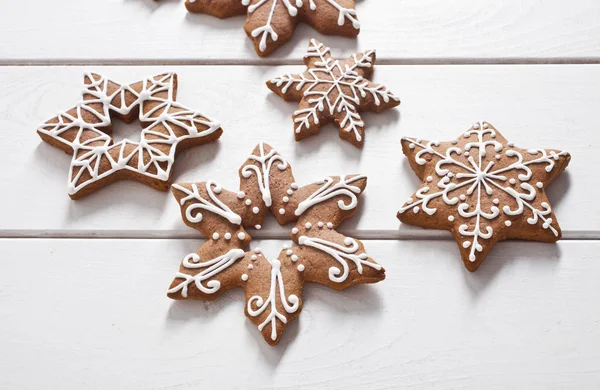 Beyaz arka planda zencefilli kurabiye.