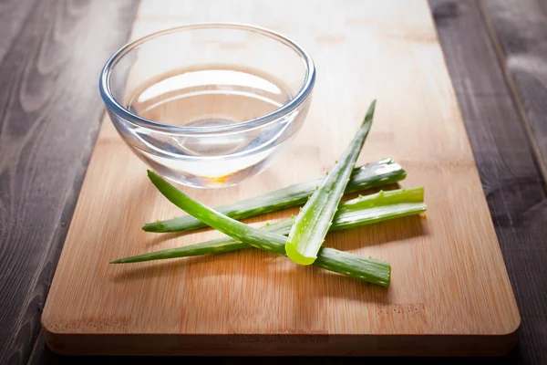 Detailní Záběr Listů Aloe Vera Esenciálního Oleje Dřevěné Pozadí — Stock fotografie