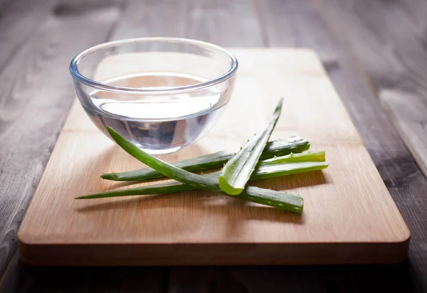 Primo Piano Foglie Aloe Vera Olio Essenziale Fondo Legno Fotografia Stock