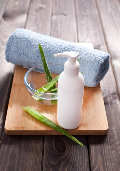 Nahaufnahme Von Aloe Vera Blättern Und Ätherischem Auf Holzgrund Stockbild