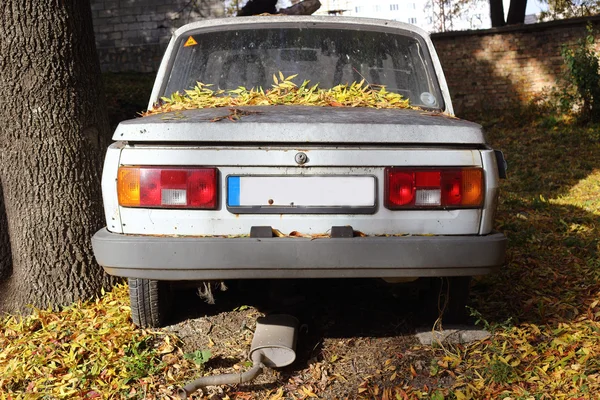 Viejo coche roto —  Fotos de Stock