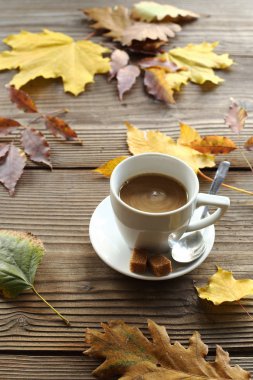 kahve ve sonbahar yaprakları