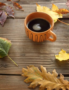 kahve ve sonbahar yaprakları