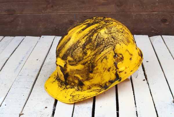 Грязный жёлтый шлем — стоковое фото