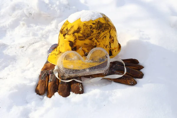 Охоронне обладнання у снігу — стокове фото