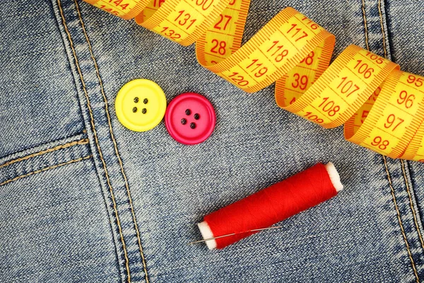 Sewing supplies on denim — Stock Photo, Image