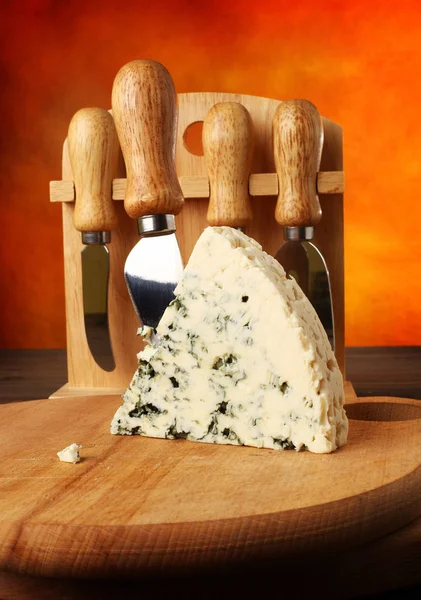 Schimmelkäse und Messer — Stockfoto