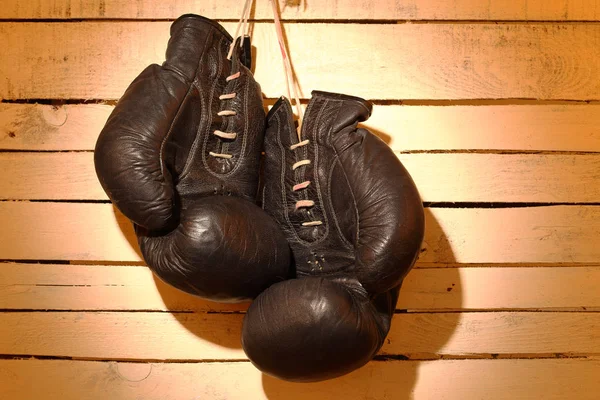 Old boxing gloves — Stock Photo, Image