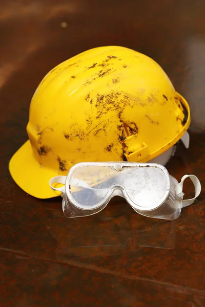 Équipement de sécurité casque et lunettes — Photo
