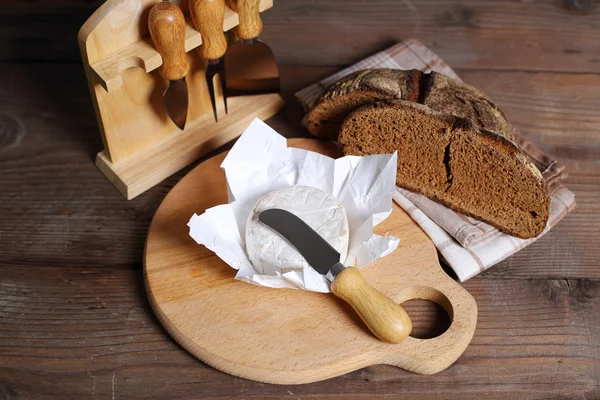 Ser Brie i nóż — Zdjęcie stockowe