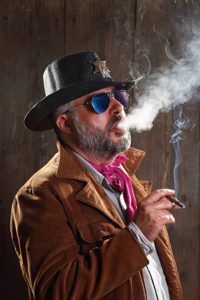 Шериф курит сигару — стоковое фото