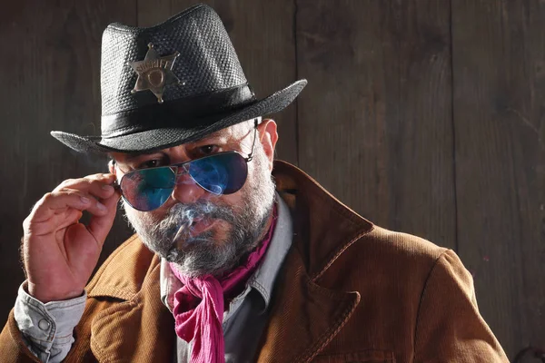 Sheriff een sigaar roken — Stockfoto