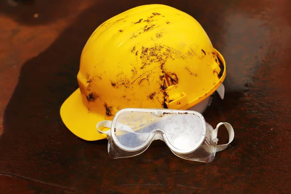 Equipamento de segurança capacete e óculos — Fotografia de Stock
