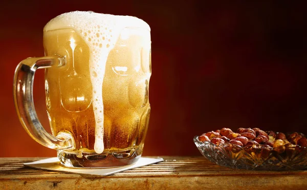 Beer and peanuts — Stock Photo, Image