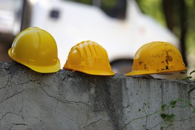  üç sarı kask