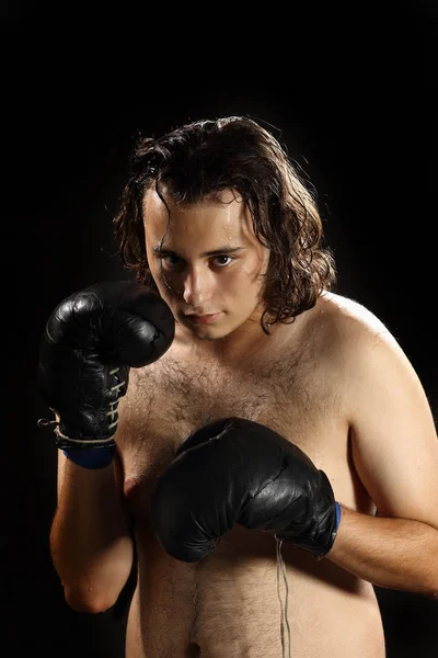 Молодой разъярённый боксер — стоковое фото