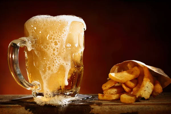 Bira ve kızarmış patates — Stok fotoğraf