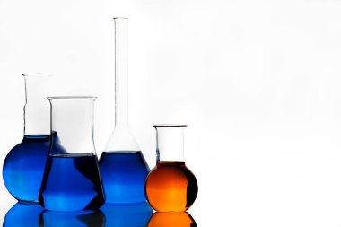 Labaratuar donanımları üzerinde beyaz