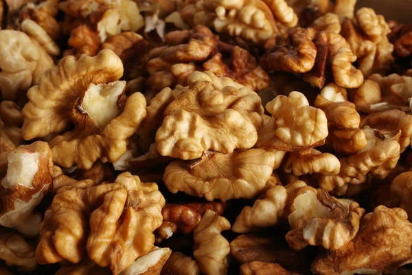 Груда грецких орехов — стоковое фото