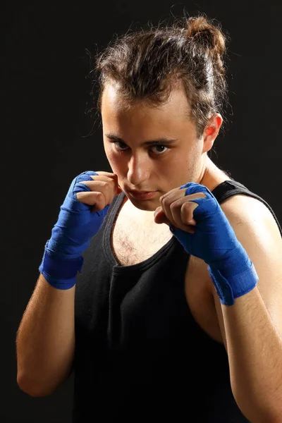 Молодий furious боксер — стокове фото