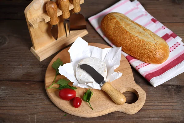 Сыр и нож Бри — стоковое фото