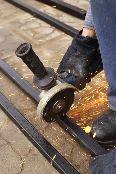 Mann mit Winkelschleifer — Stockfoto