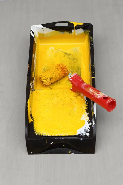 Rodillo de pintura amarillo —  Fotos de Stock