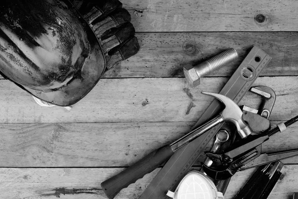 Ручные инструменты и шлем — стоковое фото