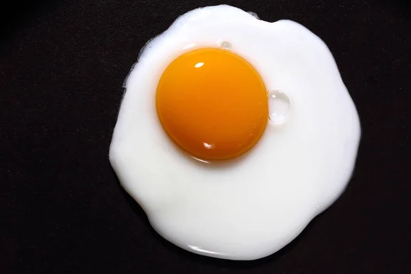 Sahanda yumurta yakın çekim — Stok fotoğraf