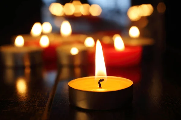 Hořící svíčky ve tmě — Stock fotografie