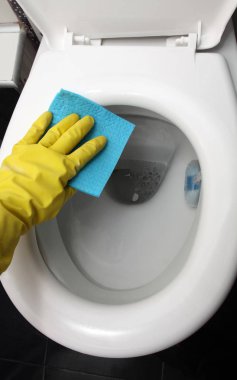  Tuvaleti temizliyorum.