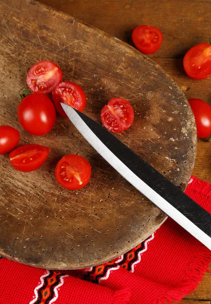 Knife and cherry tomatoes — Stock Photo, Image