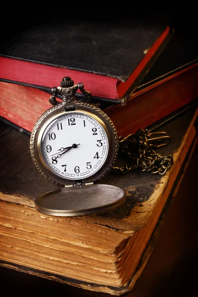 Книги и время — стоковое фото