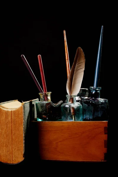 Vasos de tinta vintage e canetas — Fotografia de Stock