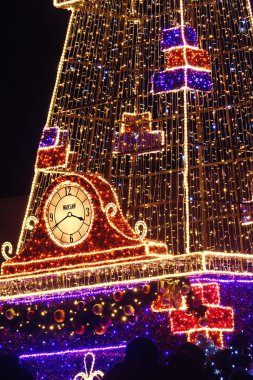 Işık Noel süsleri geceleri savaşları sokaklarında renkli