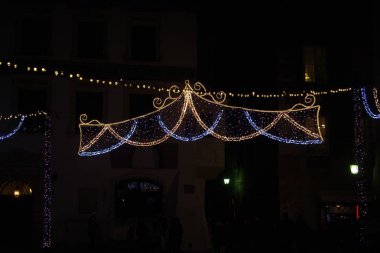 Işık Noel süsleri geceleri savaşları sokaklarında renkli