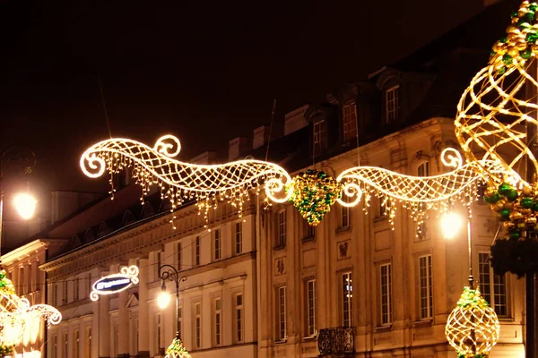 Licht gekleurde kerstversiering 's nachts de straten van oorlogen — Stockfoto