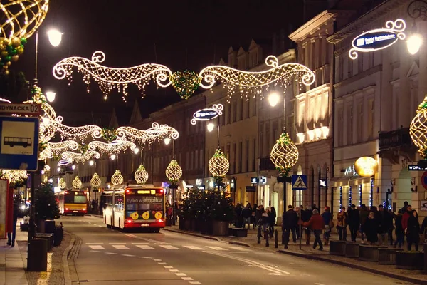 Светлые рождественские украшения ночью на улицах войн — стоковое фото