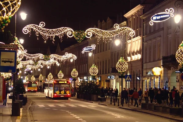 Licht gekleurde kerstversiering 's nachts de straten van oorlogen — Stockfoto