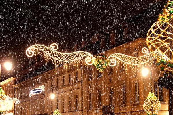 Licht gekleurde kerstversiering 's nachts de straten van oorlogen — Stockfoto