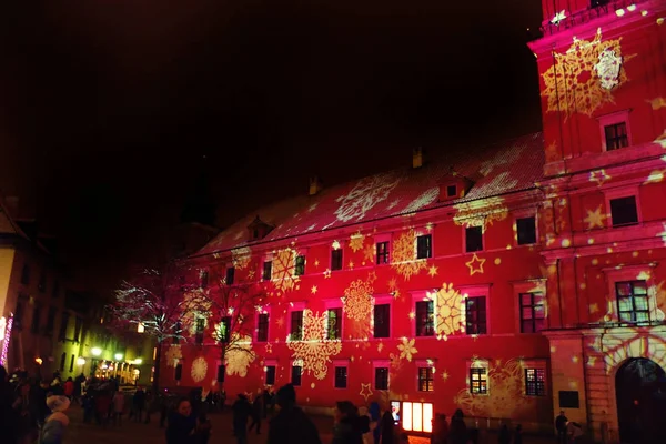 Decoraciones de Navidad de colores claros por la noche las calles de Wars —  Fotos de Stock