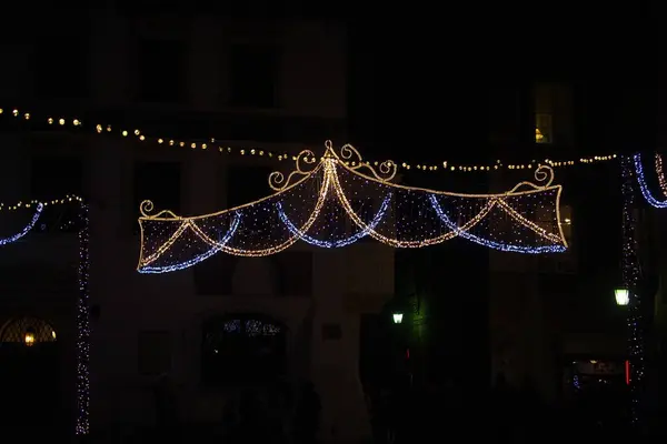 Décorations de Noël de couleur claire la nuit dans les rues de Wars — Photo
