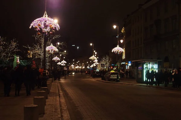 Światło kolorowe ozdoby świąteczne w nocy na ulicach Wars — Zdjęcie stockowe