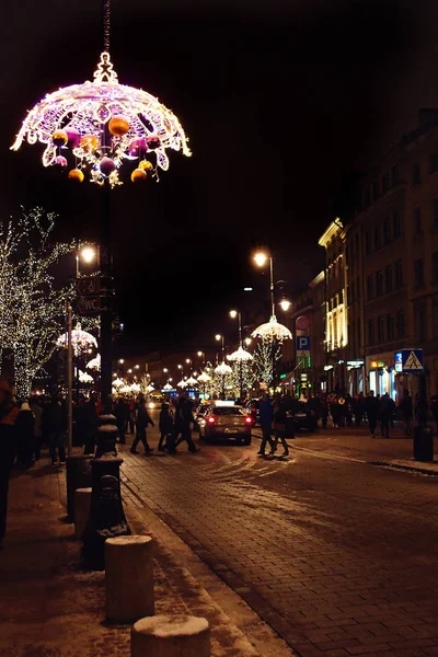 Décorations de Noël de couleur claire la nuit dans les rues de Wars — Photo