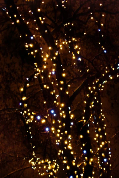 Decoraciones de Navidad de colores claros por la noche las calles de Wars — Foto de Stock