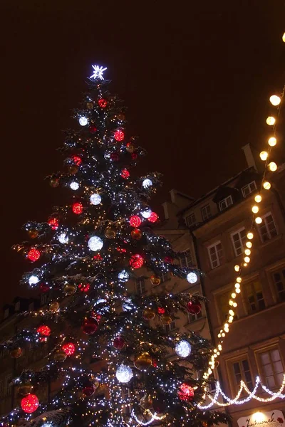Light colored Christmas decorations at night the streets of Wars — Stock Photo, Image